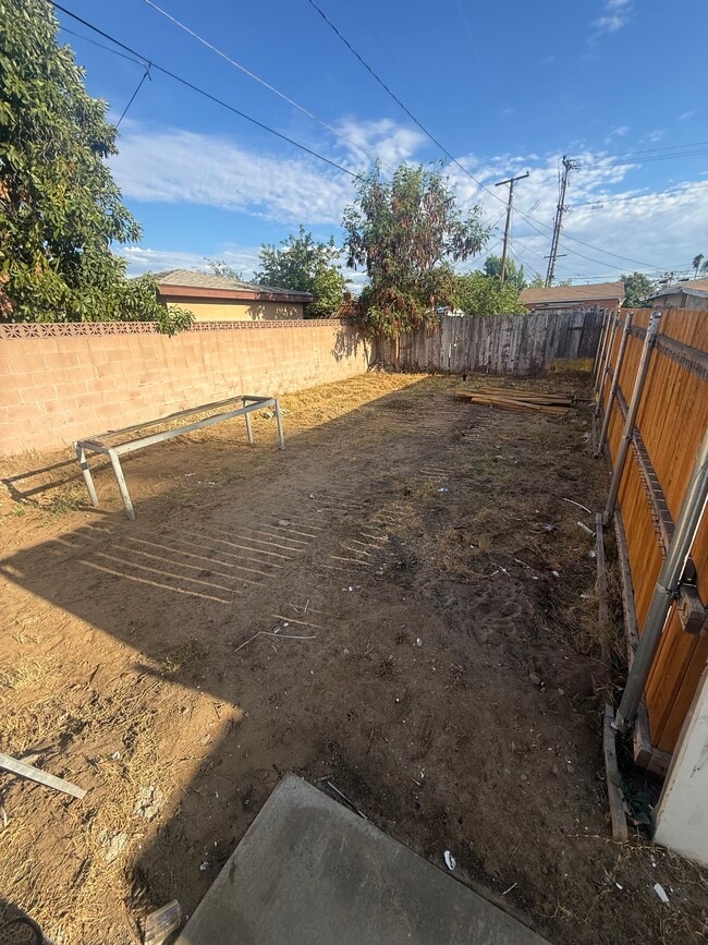 Building Photo - 449 S Pampas Ave