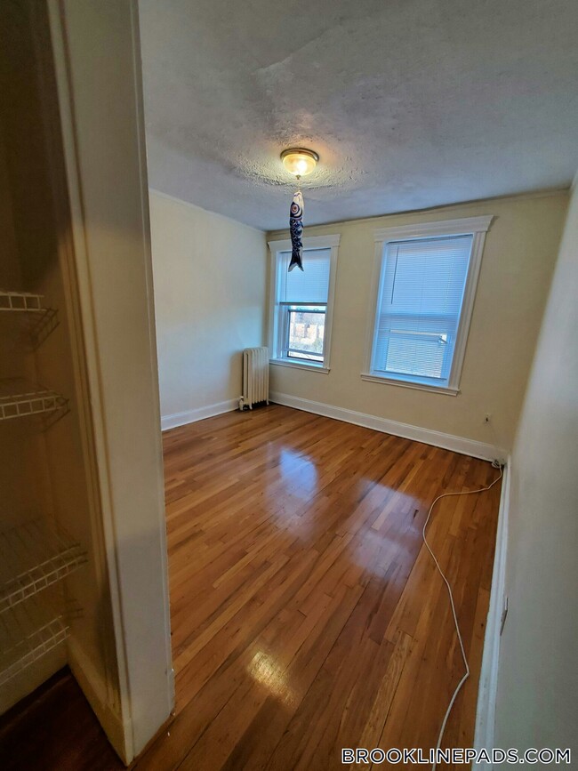 Building Photo - 352 Riverway