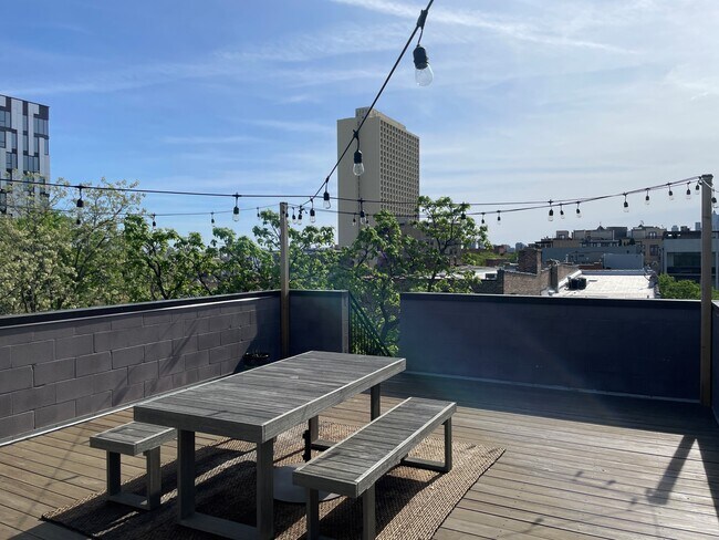 HUGE Private Rooftop - 1085 N Marshfield Ave