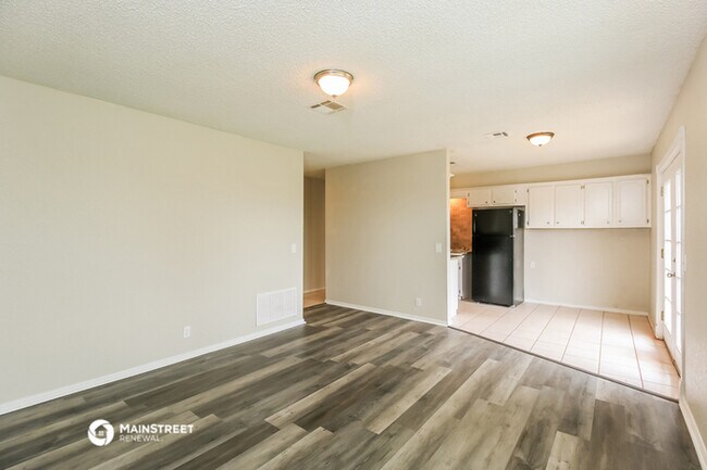 Building Photo - 530 W Carson Dr