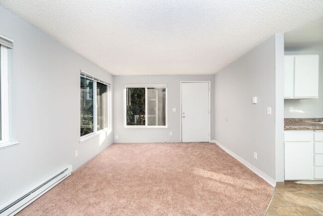 Building Photo - 1st Month FREE!!! 1 Bedroom minutes away from Downtown! Pets OK!
