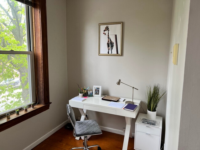 Building Photo - 2222 W Dickens Ave