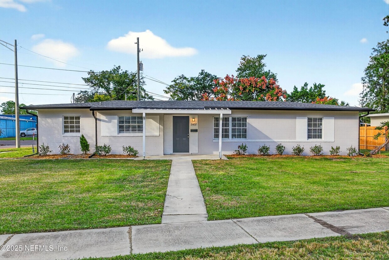 Foto principal - 5437 Attleboro St