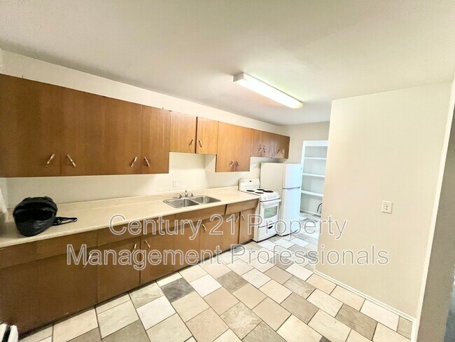 Building Photo - 11832 105 St