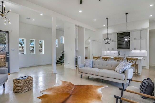 Building Photo - 585 Scenic Hls Ct