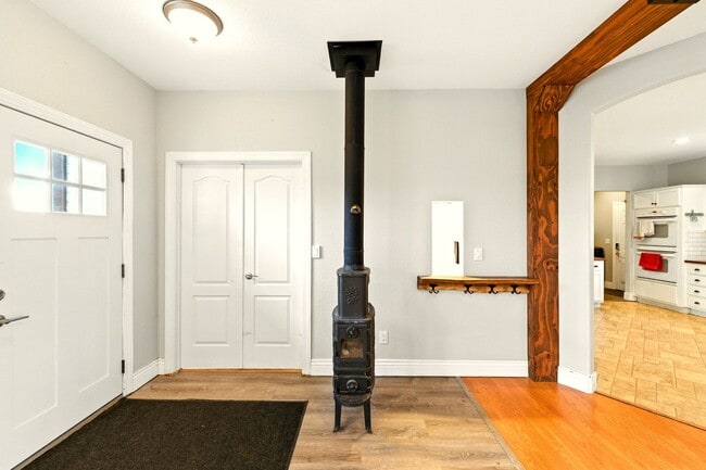 Building Photo - 5 Bed 3 Bath Ranch Home with 5 Acres.