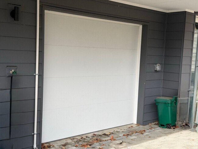 Foto del edificio - Modern 3-Level Townhome (2020) with Private Garage, Roof Deck & A/C