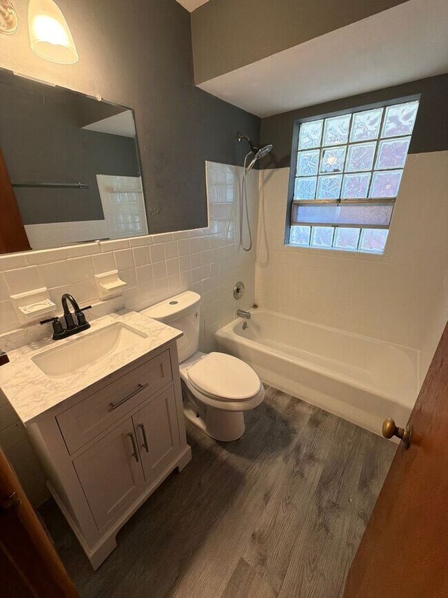 Foto del edificio - Charming 2-Bedroom First-Floor Apartment with Basement