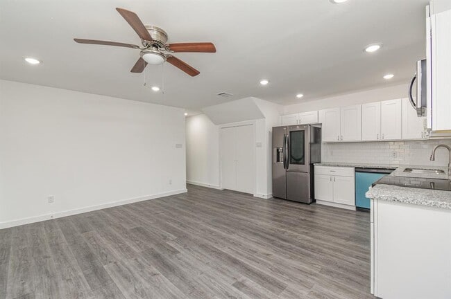 Building Photo - 7802 Crestview Dr