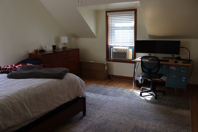 Front bedroom - 2152 Ludington Ave