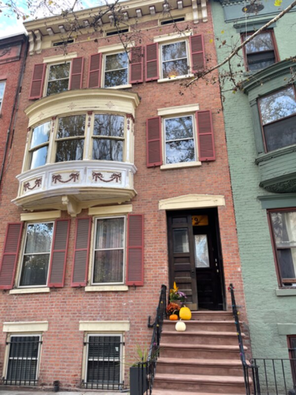Building Photo - 29 Dove St