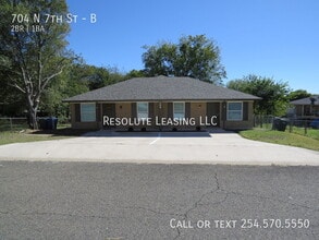 Building Photo - 704 N 7th St