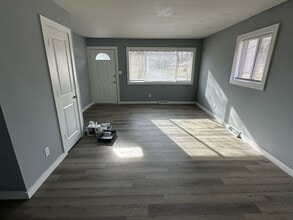 Building Photo - 130 W Pinewood Dr