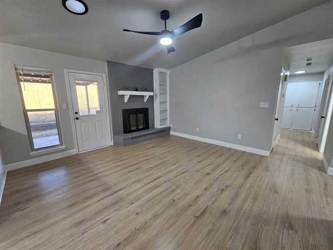 Building Photo - 6103 SW Oakcliff Ave