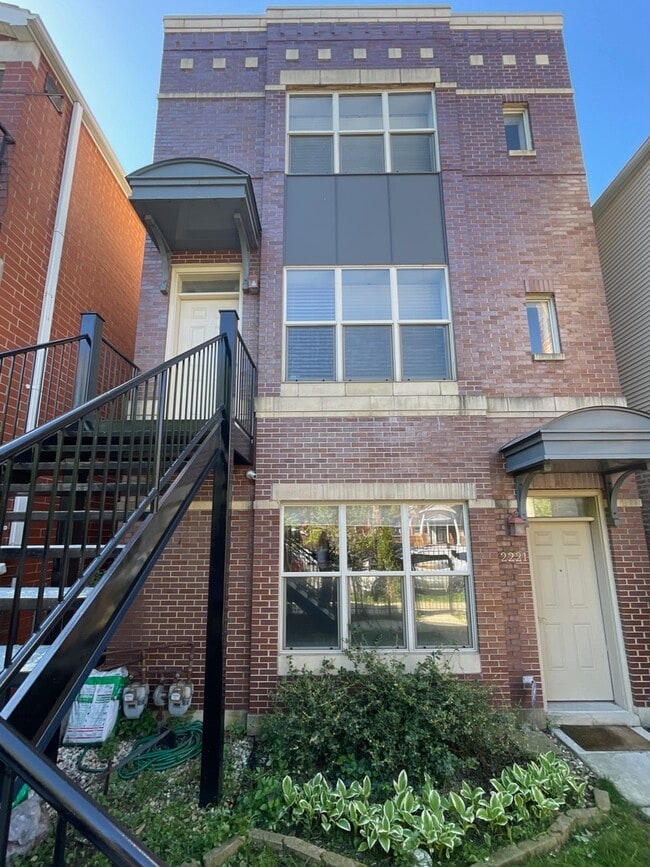 Building Photo - 2221 W Monroe St