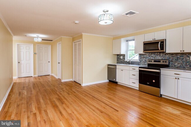 Building Photo - 15 Cranbury Rd