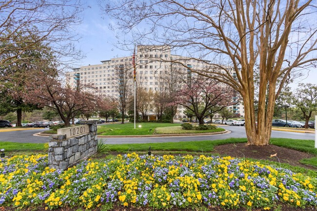 Foto del edificio - 10201 Grosvenor Pl