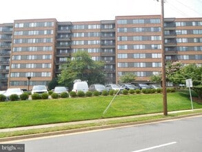 Building Photo - 4390 Lorcom Ln