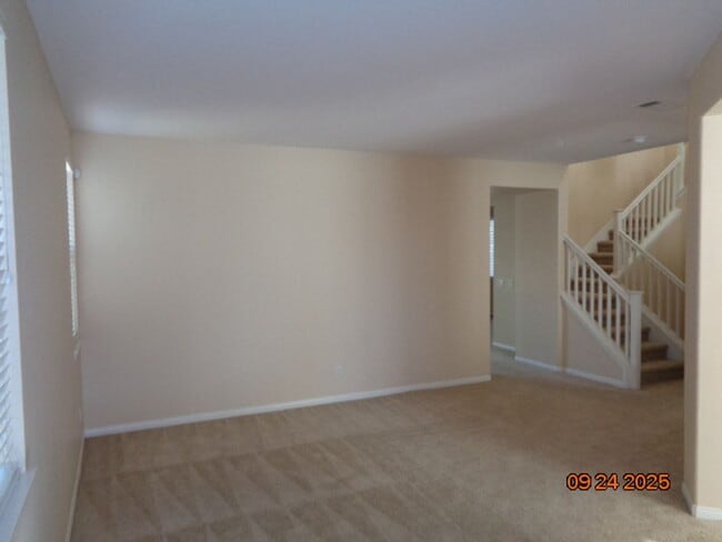 Foto del edificio - Spacious Quartz Hill 2 Story Home Offering 3663 sq. ft. and was Built in 2004