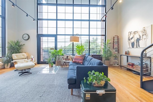 Building Photo - 1025 S Shepherd Dr