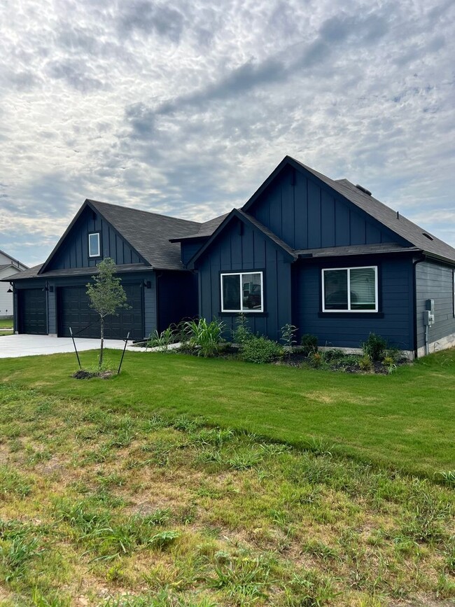 Building Photo - 5 Bedroom Single Family Home in Lockhart