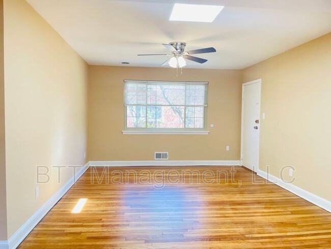 Foto del edificio - 8802 Bradford Rd