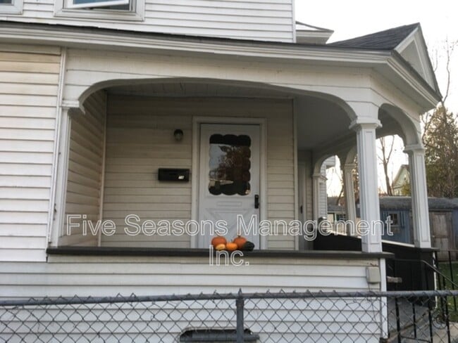 Building Photo - 7 Champlain Pl