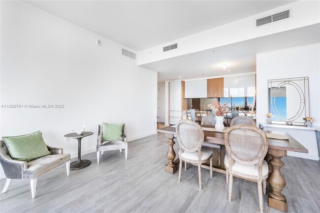 Building Photo - 2831 S Bayshore Dr