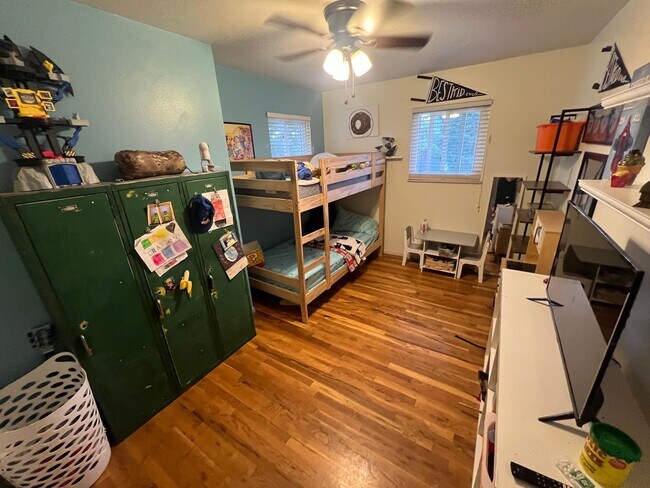 Building Photo - Great 4 Bedroom Single Family Home with NO...
