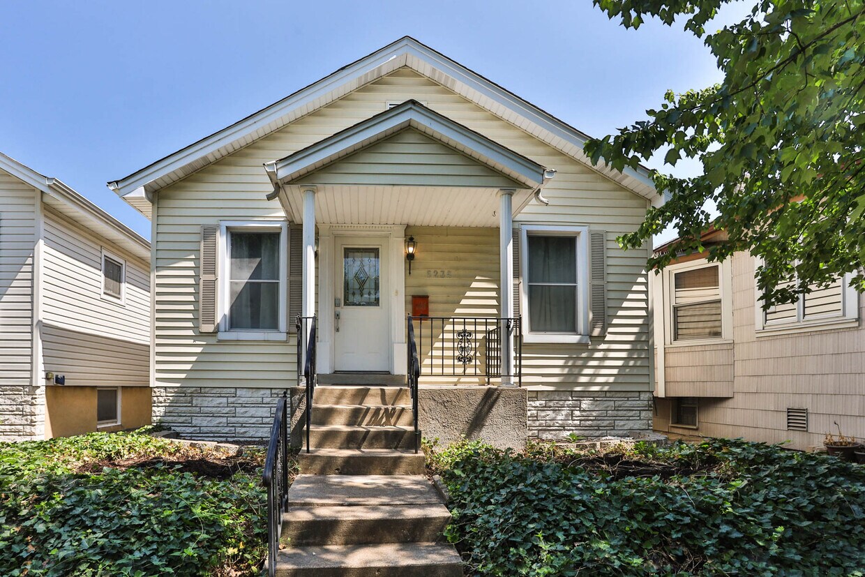 5235 Schollmeyer Ave, Saint Louis, MO 63109 House Rental in Saint