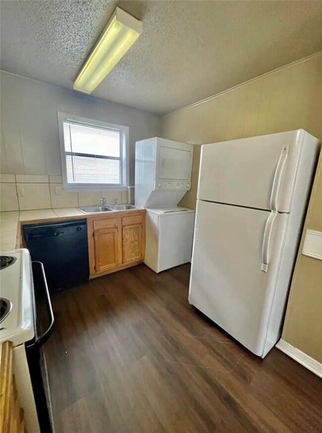 Building Photo - 775 W Sycamore St