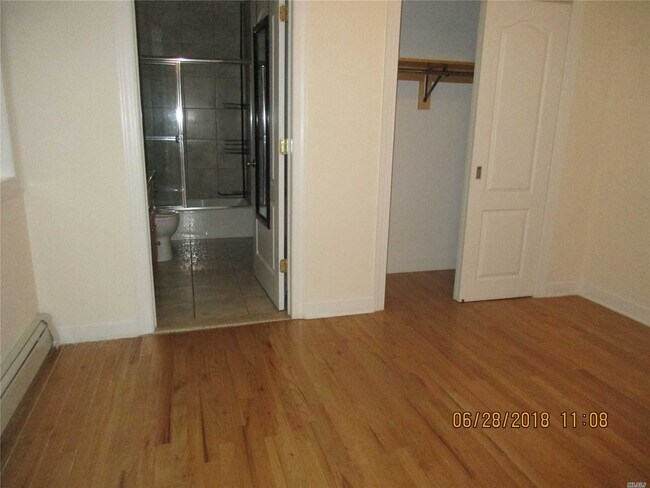 Foto del edificio - 84-39 60th Dr