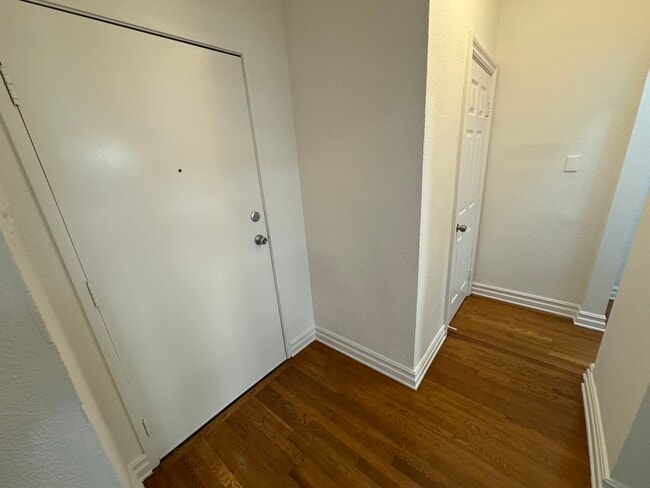 Building Photo - 1960 Argyle Ave