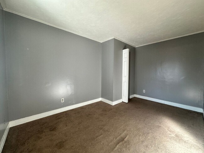 Building Photo - 2 bedroom 1 bath on quiet street.