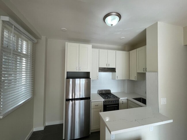 Building Photo - Brand new Studio near Downtown