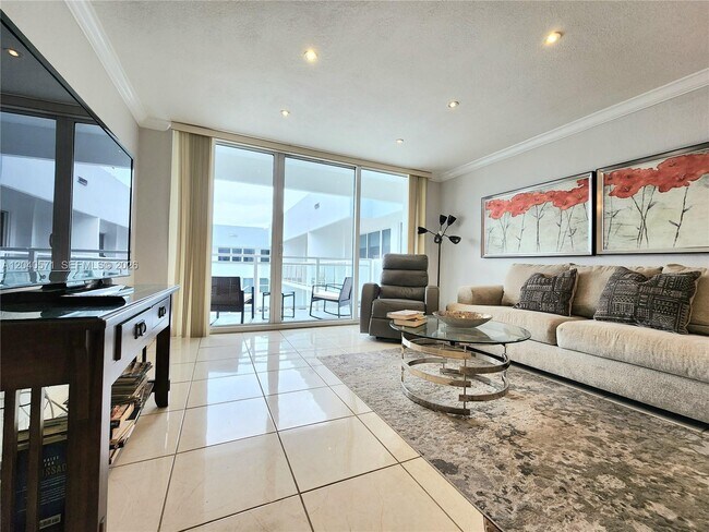 Building Photo - 2030 S Ocean Dr