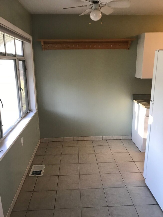 Foto del edificio - 2BR/1BA in University Hills with Huge Yard...