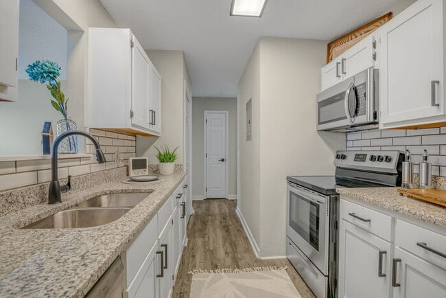 Building Photo - 515 Cely Ln