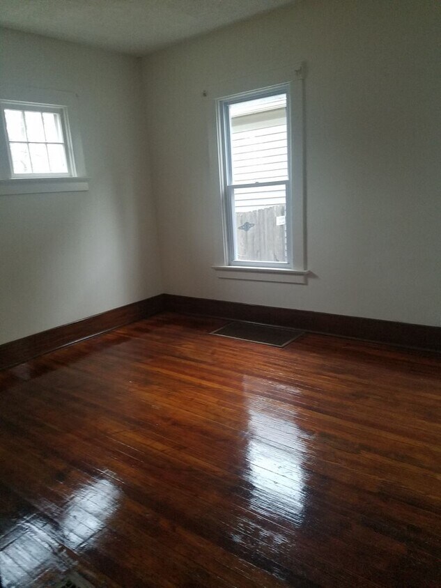 Building Photo - 3 BR 1 Bath - House off Broadway near Fost...