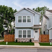 Building Photo - 502 W Persimmon St