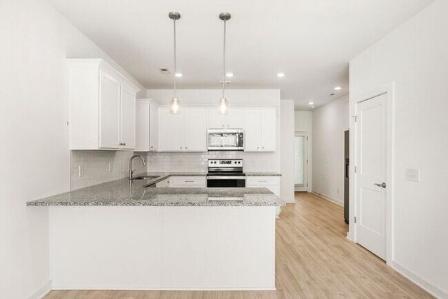 Foto del edificio - 3 Bed/3 Full Baths! Newer Townhome