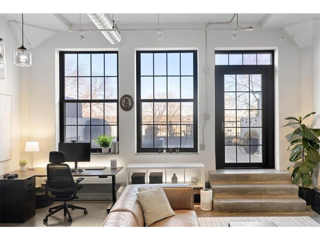 Foto del edificio - 730 Stinson Blvd NE