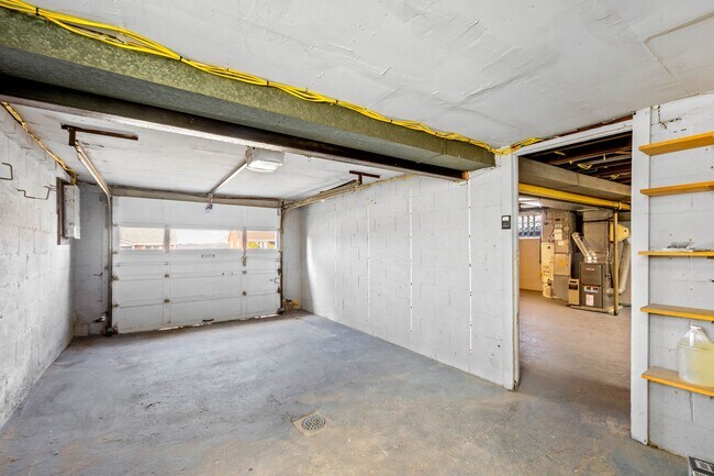 Foto del edificio - AVAILABLE MAY 1ST, Don't miss this UPDATED home in North Versailles!