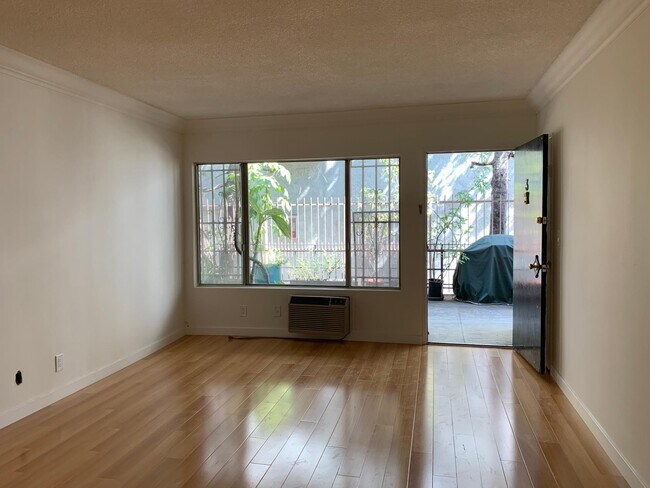 Building Photo - 1432 N Fairfax Ave