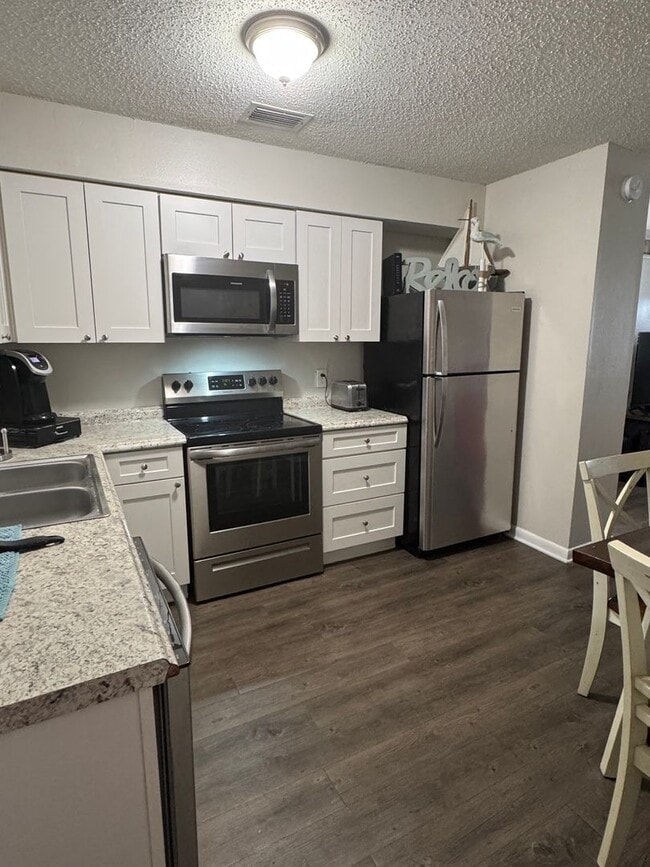 Building Photo - Fully Renovated 2 Bed / 1 Bath Apartment! ...