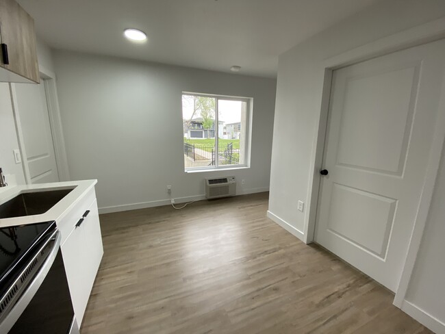 Building Photo - Renovated Apartment in Murray!