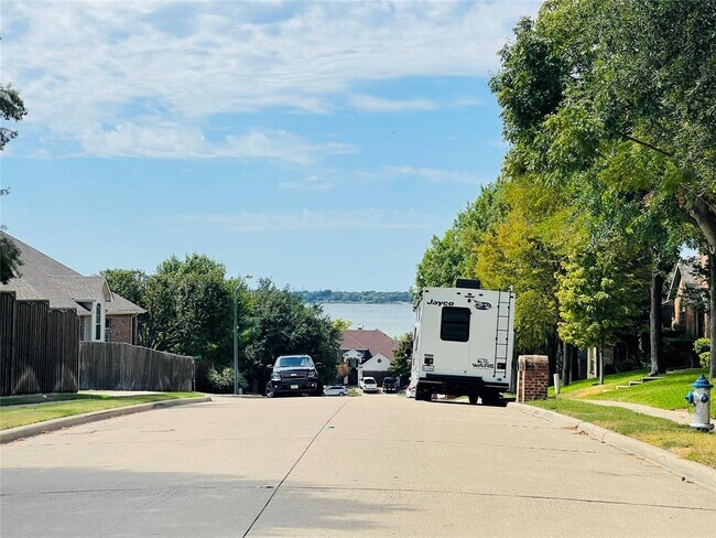 Building Photo - 2410 Shorecrest Dr