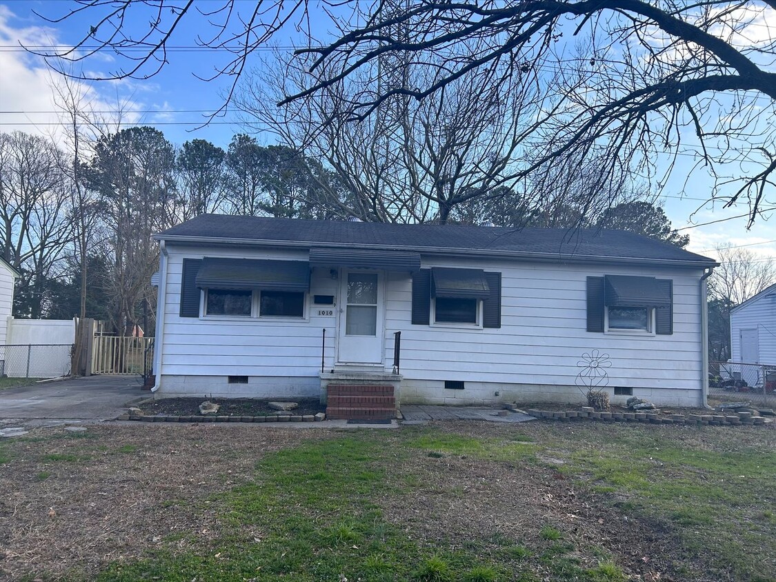 Foto principal - 3 Bedroom 1 Bath Rental Home in Newmarket ...