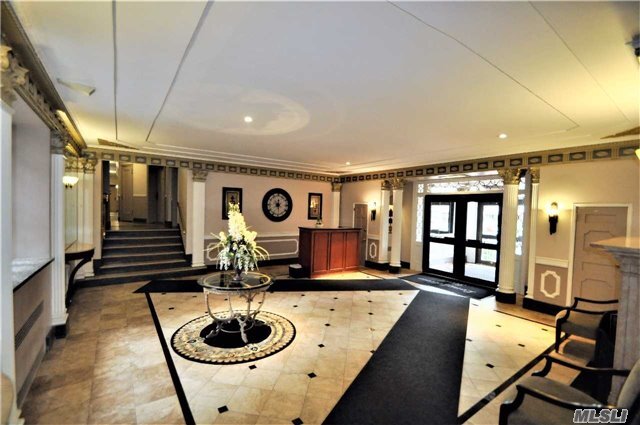 Foto del edificio - 111-14 76th Ave