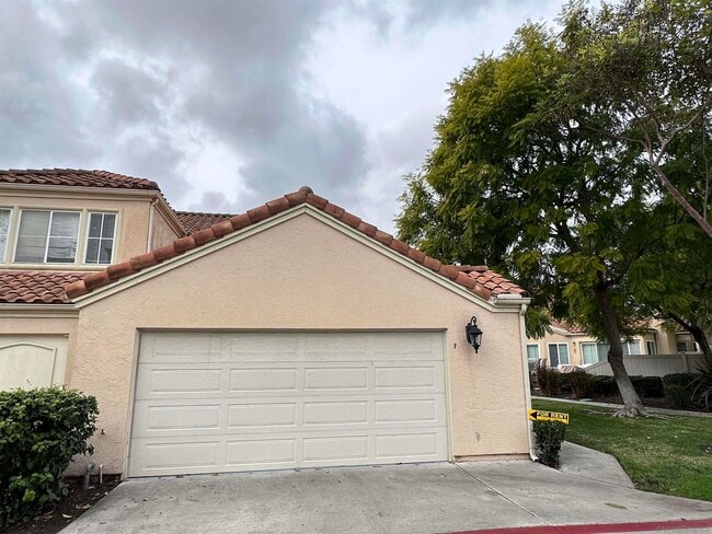 Building Photo - 700 Edgewater Dr